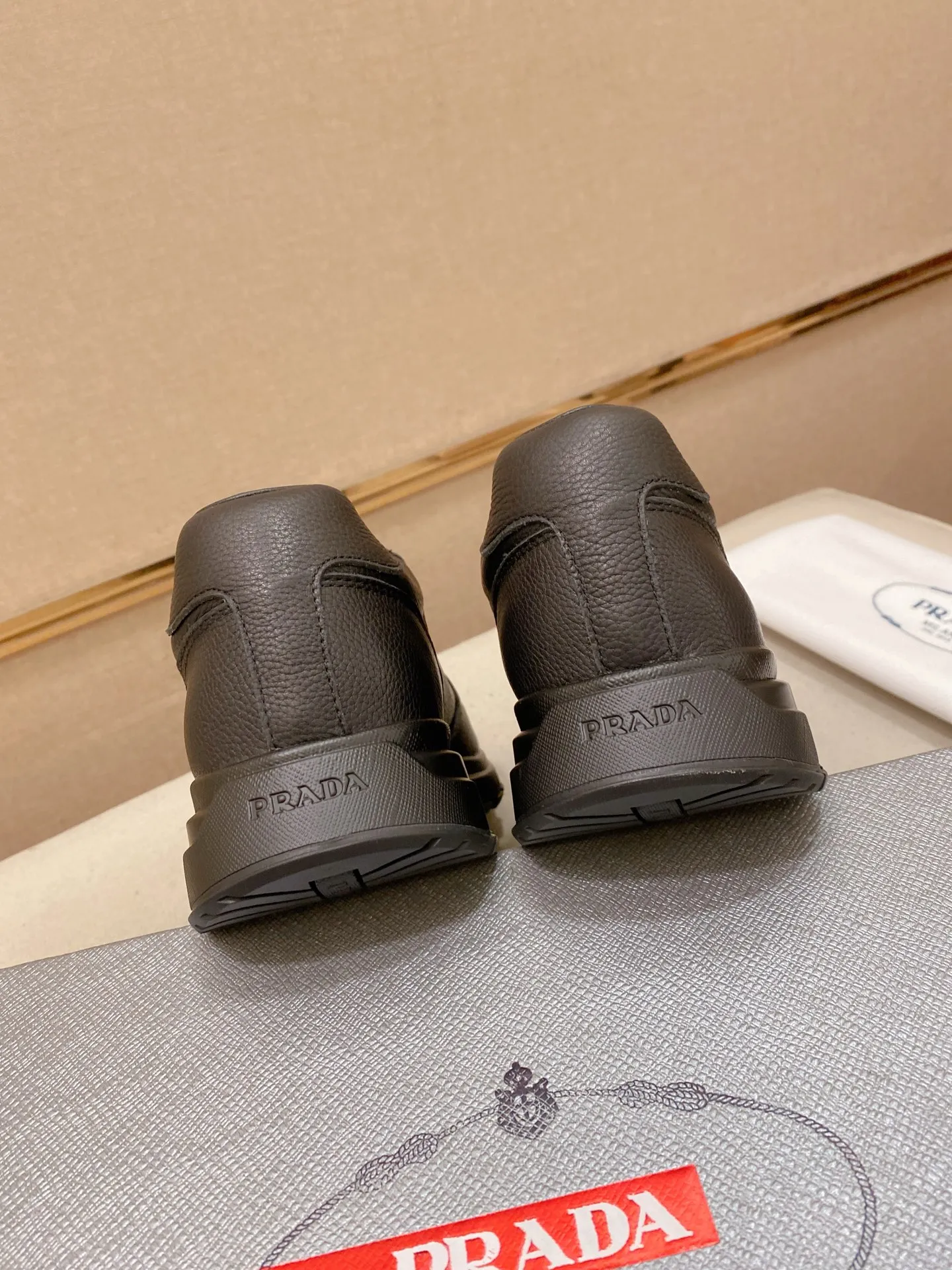 Factory price 560💰(High version) New Prada (Prada) high-top counters are on the market at the same time, new men's shoes, 😘fabrics are selected from waterproof technical cloth. First layer cowhide lining. 👍🏿Original molded anti-slip rubber outsole, with exquisite lines, simple and elegant, comfortable and high-end for leisure travel. Number of yards: 38 to 44. (Can be customized for 45.46.)